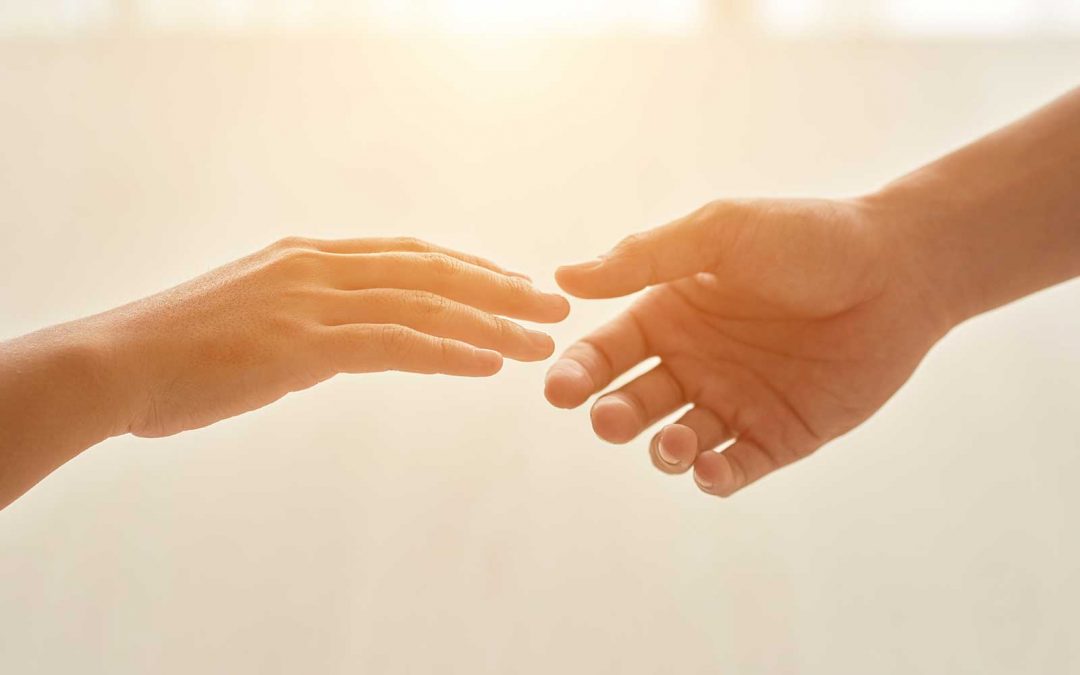 8 Gründe, warum wir menschliche Berührung dringend brauchen – mehr denn je!