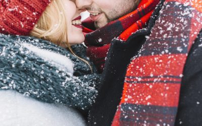 Weihnachtszeit ist Liebeszeit: Warum der Advent Herzen öffnet und Singles verliebt macht